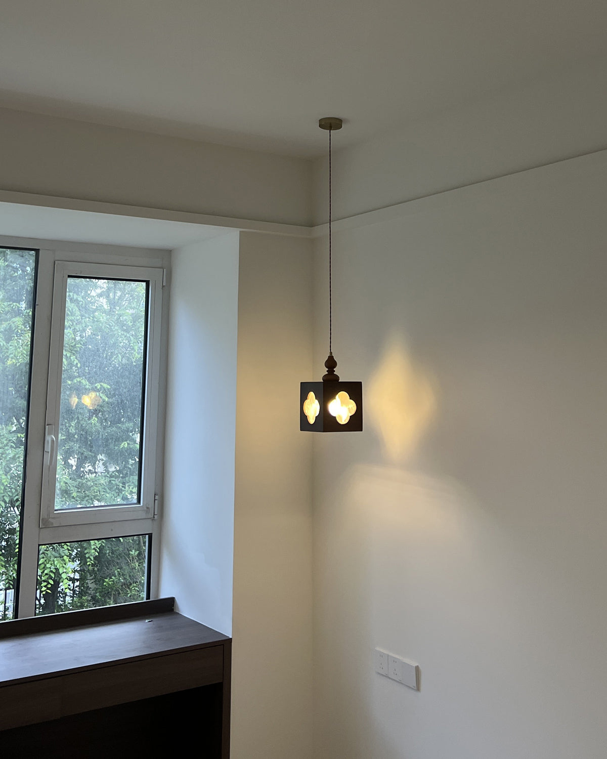 Clover Window Wooden Pendant Light